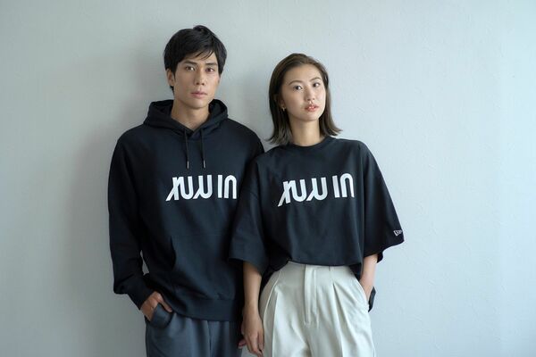 リターン品として提供されるパーカーとＴシャツ（市提供）