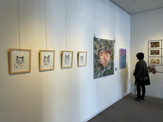 学生の学びの成果が並ぶ作品展＝12日午前、宇都宮市上戸祭４丁目