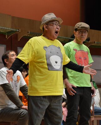 出演者らと共に熱唱する村山さん（中央）