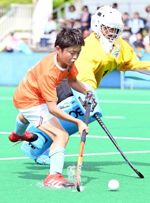 男子　南原グリーンモンキーズ－今市イーグルス決勝　前半９分、今市イーグルス・高原慶が相手ＧＫをかわしてシュート＝日光市ホッケー場
