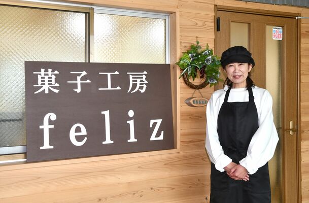 店舗入り口前で、オーナーの丸山さん