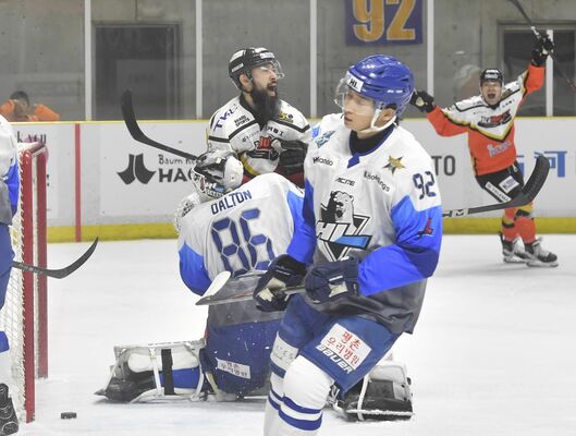 第１ピリオド10分12秒、バックスのＤＦ坂田（中央奥）がゴールを決める＝日光霧降アイスアリーナ