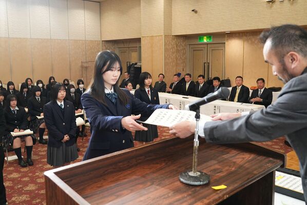 表彰状を受け取る白鴎足利の石原=宇都宮市内