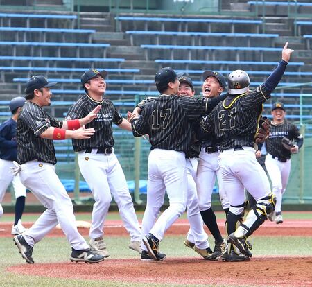 初優勝を決め喜びを爆発させるハウスウェルBCの選手たち＝清原球場、伊藤慧撮影