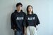リターン品として提供されるパーカーとＴシャツ（市提供）