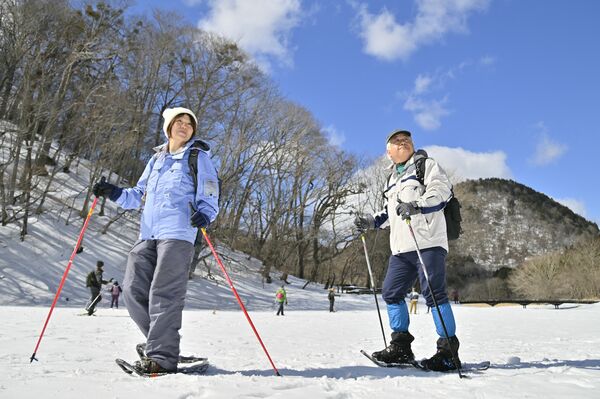 雪上散歩を楽しむ参加者たち＝13日午前11時30分、那須塩原市湯本塩原