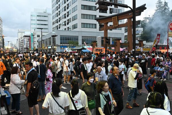 神輿スタートの後、歩行者天国となった大通り