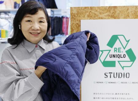 　穴が補修されたユニクロの上着＝１７日、東京都世田谷区のユニクロ世田谷千歳台店