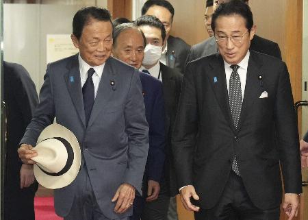 　自民党の麻生最高顧問（左）と岸田前首相＝７月、東京・永田町の党本部