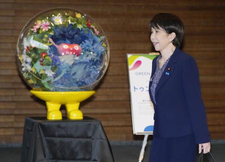 首相官邸に置かれた国際園芸博覧会のマスコットキャラクター「トゥンクトゥンク」と高市首相=27日