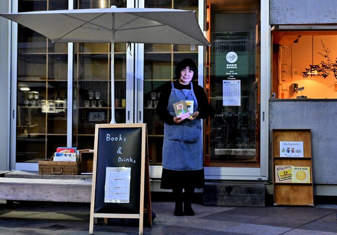 自らの居場所を与え、再生のきっかけをくれた店を「守っていきたい」と話す＝19日午後６時５分、宇都宮市曲師町、近藤文則撮影