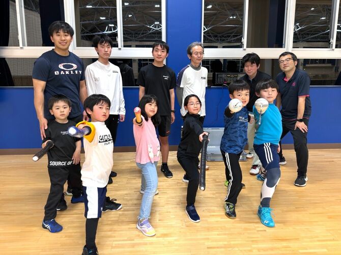 初心者向けのフェンシングを楽しむクラブの皆さん
