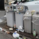 自販機横の回収箱に一般ごみ散乱　目立つ繁華街や観光地　屋外ごみ箱減でし…