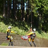 負傷登山者をヘリで搬送　宇都宮の古賀志山で訓練
