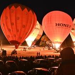 熱気球と花火が夜空彩る　栃木で「バルーンイリュージョン」　光と音、そし…