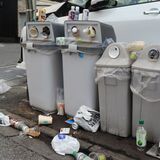 自販機横の回収箱に一般ごみ散乱　目立つ繁華街や観光地　屋外ごみ箱減でしわ寄せ　飲料メーカー 対応苦慮、撤去も