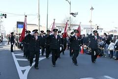 行進やはしご乗りに拍手　