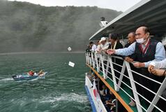 地蔵流し 湖上で冥福祈る