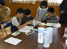 子どもたちが灯籠作り