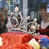 １億1000万円の輝き「ベルばら」のティアラ　栃木の宝石店で県内初公開　ジュエリー…