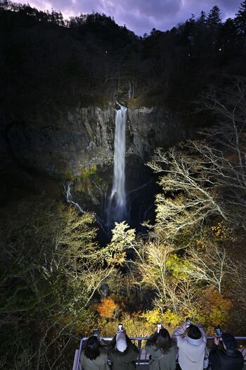 今だけの神秘的な景色 奥日光・華厳の滝で24日までライトアップ｜県内