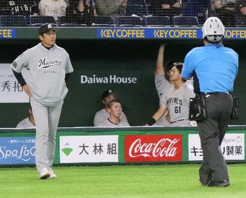 　１２回の攻撃が終了し、さえない表情のサブロー監督（左端）とロッテナイン＝東京ドーム