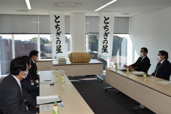 ＪＡおやまから管内の小中学校に寄贈した「とちぎの星」