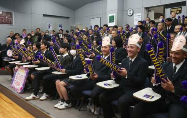 　パブリックビューイング会場で千葉百音を応援する人たち＝２０日早朝、仙台市の東北高