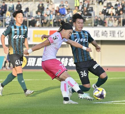 前半35分、栃木シティのFW田中パ(中央)が2点目のシュートを決める=29日午後、相模原ギオンスタジアム