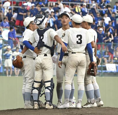 ７回、１死一、三塁のピンチでマウンドに集まり、深呼吸する宇工ナイン＝エイジェックスタジアム、森田大地撮影