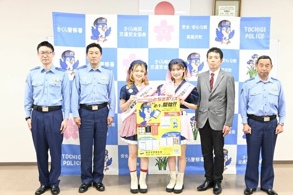 地区防犯ＰＲ大使に任命されたラヴィンズの２人