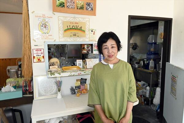 店内に立つ店主の山本さん