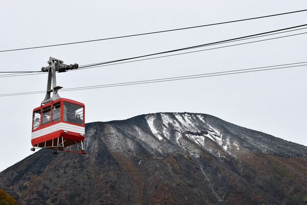 初冠雪した男体山＝25日午前９時25分、日光市細尾町