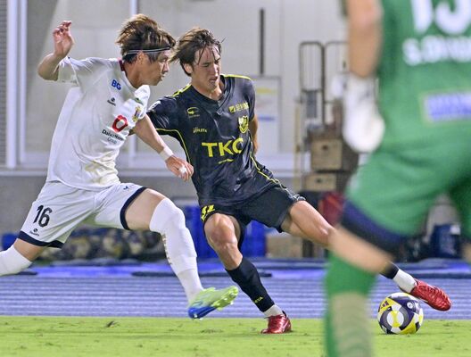 前半14分、栃木ＳＣのＦＷ太田（右）がゴール前に攻め込む＝カンセキスタジアムとちぎ、広瀬華撮影