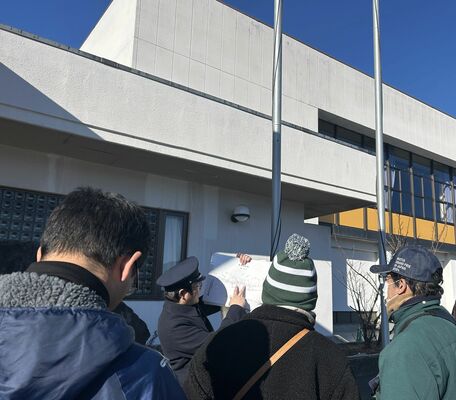 重藤さん（奥）の案内で町総合体育館を見学する参加者