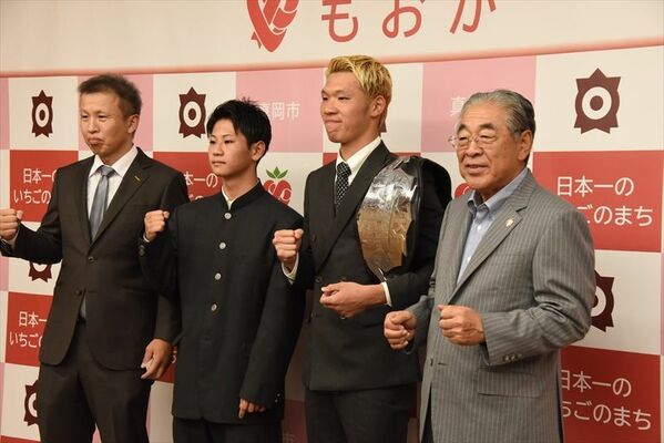 キックボクシングで日本チャンピオンとなった吉田選手（右から２人目）