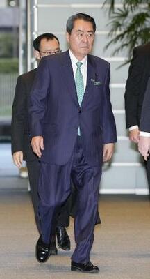 　首相官邸に入る牧野京夫氏＝２月