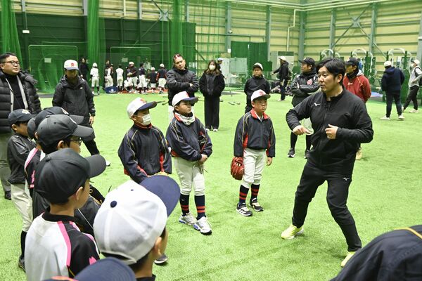 身ぶりを交え指導する成瀬投手（右）