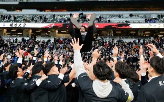 　７大会ぶり１４度目の優勝を果たし、胴上げされる明大・神鳥監督＝ＭＵＦＧ国立