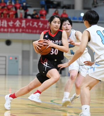 女子決勝リーグ　作新－文星女　第３クオーター８分、作新の飯高がゴール下に攻め込む＝清原体育館、鈴木航撮影