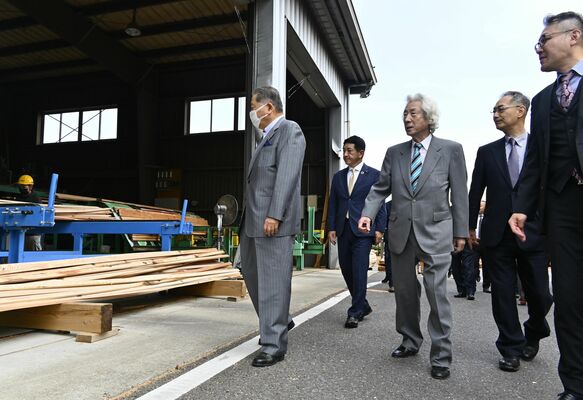 二宮木材の工場内を視察する小泉氏（中央）や中川氏（左）ら