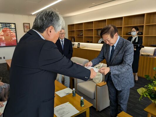 浅野市長（左）に意見書を手渡す浅井委員長