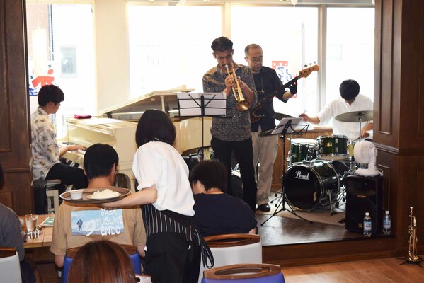 昼間にジャズ演奏を楽しみながら飲食できるインダルスドリーム＝宇都宮市内