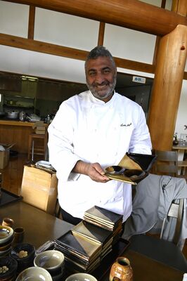 小砂焼に自作イタリアンを盛り付けるのが楽しみと話すアンジェロさん