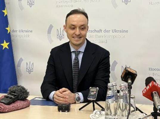 28日、ベルリンで記者団と話すウクライナのブラシウク大統領顧問(共同)