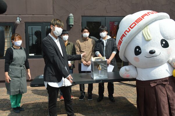 学生たちが出席して行われたお披露目式