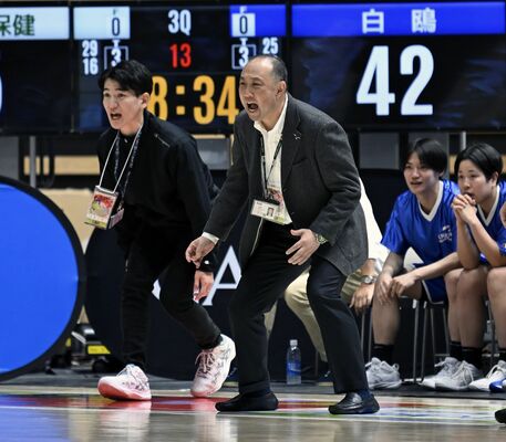 第3クオーター、ベンチから指示を出す白鴎大の佐藤監督(中央)ら