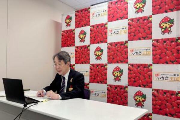 オンラインで開かれた「全国いちご会議」の初会合であいさつする栃木県の広川貴之農政部長=5日午後、宇都宮市