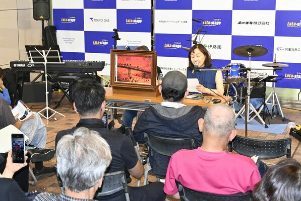 ピースうつのみやが作製した宇都宮空襲の紙芝居などが上演された空襲犠牲者追悼の集い＝12日夕方、宇都宮市駅前通り１丁目