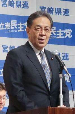 党会合であいさつする立憲民主党の水岡俊一代表=5日午前、宮崎市